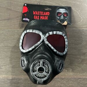 Fun world wasteland gas mask. NWT adult
